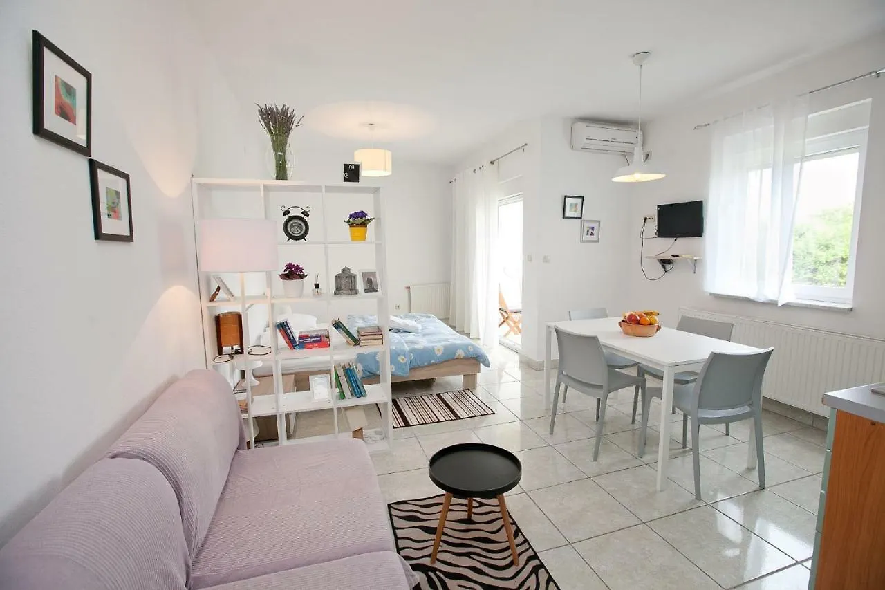 Seaview Holiday House Mali Rog ザダル アパート